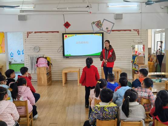 说明: D:\钱春梅\团学工作\新闻稿\2021年\“童言学党史,童心知党情”活动照片\小朋友发言.jpg